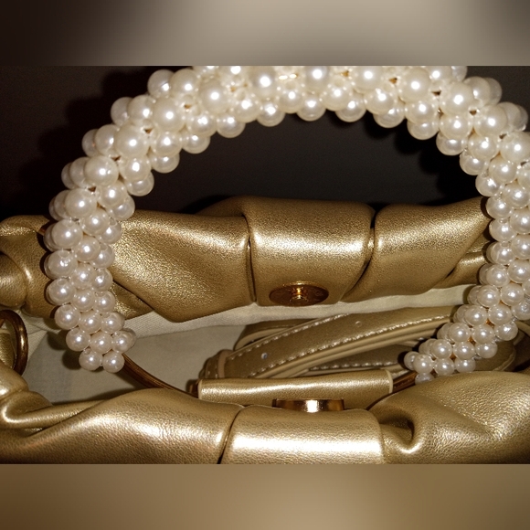 🌞Gold handbag with faux pearl handle - Picture 4 of 5